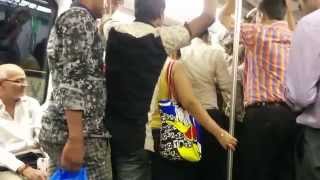 See How People Get Down From Crowded Metro Train  Andheri Station Mumbai [upl. by Zendah]