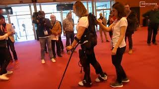 Una mujer con médula seccionada logra andar con el exoesqueleto Ekso GT de Ekso Bionics [upl. by Elocaj]