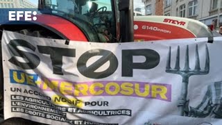 Un centenar de agricultores protestan en Bruselas contra el acuerdo entre la UE y Mercosur [upl. by Loss]