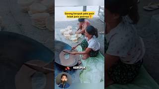 Cara tradisional menggoreng kerupuk menggunakan pasir shorts unik makanan traditional tips [upl. by Dronski]