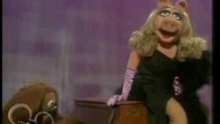 Muppet Show Miss Piggy  Mad about the Frog 318 [upl. by Spooner]