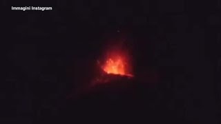 Etna le immagini notturne della spettacolare eruzione [upl. by Napra]