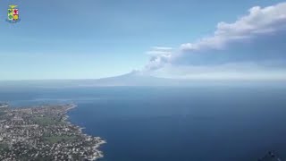 Etna il vulcano in eruzione ripreso da un aereo militare [upl. by Nosae]