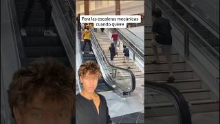 Para las escaleras mecánicas usando sus pies cc theblondejo [upl. by Yeldah562]