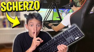 SCHERZO DELLA TASTIERA WIRELESS MENTRE sta per VINCERE 😂 Fortnite ITA [upl. by Labotsirhc580]