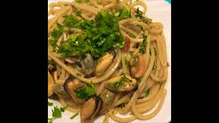 Spaghetti alle cozze  Ricetta classica [upl. by Maurreen]