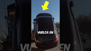 ¡Grúa fuera de control vuelca coche con el conductor dentro coche carretera motor [upl. by Virendra]