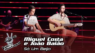 Miguel Costa e João Baião  quotSó Um Beijoquot  Prova Cega  The Voice Portugal [upl. by Aelanej]