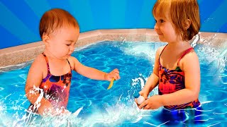 Mi chiamo Bianca  Giochi in piscina per piccoli Bambini che giocano con le bambole [upl. by Safire]