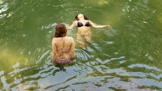 LAS CHICAS EN BIKINI bañándose en la piscina [upl. by Inanak493]