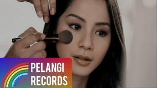 DJAKA  Mencari Pengganti Dirimu Official Music Video [upl. by Jessamyn]