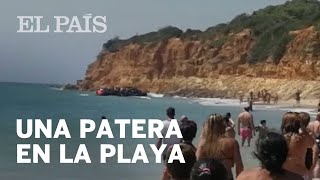 Una patera llega a una playa gaditana llena de BAÑISTAS [upl. by Temple776]