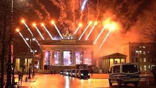 Feuerwerk am Brandenburger Tor Berlin an Silvester 2020 [upl. by Linder]