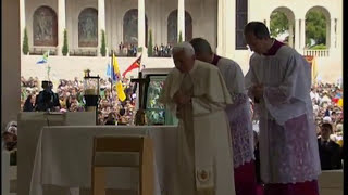 Benedicto XVI visita la Capilla de las Apariciones de Fatima [upl. by Arv801]