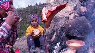 cocina en las piedras y hornea pan en un horno [upl. by Bik]