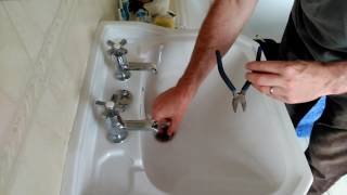 Replacing a clickclack basin waste [upl. by Atter]