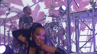 Tinashe  No Drama  Cash Race  Bouncin Live from Moment House [upl. by Botnick992]