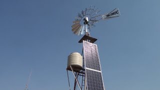 Extracción de agua molino combinado con bomba a energía solar [upl. by Anoik785]