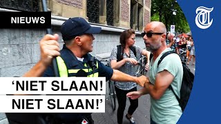 Demonstranten gaan los op agenten in Den Haag [upl. by Elisabetta962]