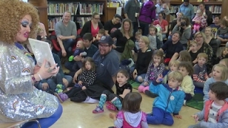 NY Library Brings Drag Queens to Kids Story Hour [upl. by Yekciv]