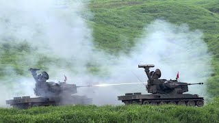 Japans Mitsubishi Type 87 Selfpropelled Antiaircraft Gun Oerlikon KDA 35 mm Twin Cannon Firing [upl. by Copeland424]