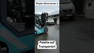 Gabelstapler fahren lernen Für die erste Fahrt Läuft Palette für Mobilzäune auf Transporter laden [upl. by Ydoc]