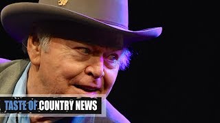 Roy Clark Country Music Hall of Famer Dies at Age 85 [upl. by Ennovehc]