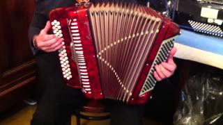 Accordéon Crucianelli à 3 voix 80 basses  Test client [upl. by Ahtanaram]