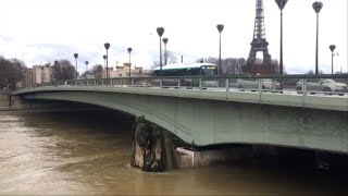 Intempéries le Zouave du pont de lAlma les cuisses dans leau [upl. by Ennaxor37]