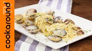 Spaghetti alle vongole in bianco  Ricetta di pesce [upl. by Farmann712]