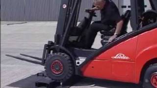 Linde Hydrostatic Lift Truck vs Toyota Torque Converter Forklift [upl. by Elson]