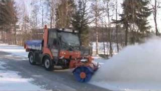 Kehrmaschine  Kehrwalze FKM 1500 mit Mittelantrieb im Winterdienst [upl. by Cohberg]