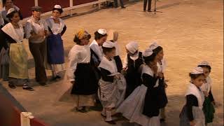 PROVENCE  Danse traditionnelle Provençale dans les arènes de FONTVIEILLE [upl. by Terese823]