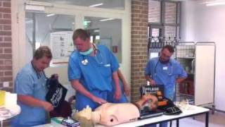 Schüler zeigen Intubation mit Larynxmaske [upl. by Cottrell]