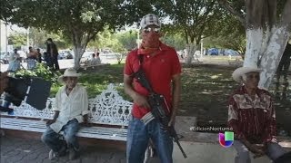 Aumenta la crisis entre autodefensas de Michoacán [upl. by Awhsoj]