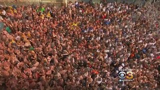 Thousands Take Part In Annual Tomatina Festival In Bunol Spain [upl. by Hars]