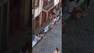 La cara oculta de las fiestas en Hondarribia  Muchas horas cogiendo sitio para ver pasar el Alarde [upl. by Ravahs]