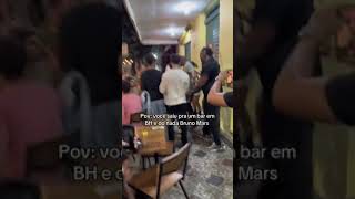 Bruno Mars curte bar em Belo Horizonte e pega fãs desprevinidos [upl. by Haskel858]