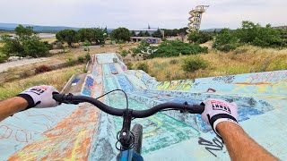 JE RIDE UN PARC DATTRACTION ABANDONNE  insta360 GO2 [upl. by Akemed433]