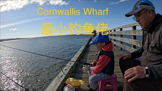 Cornwallis Wharf 最小的钓鱼佬 The smallest fishing guy【NZ Lucy Vlog 139】 [upl. by Akcirret895]