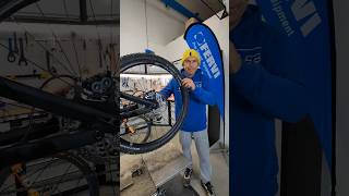 remove the hub play on the mtb wheel mtb tutorial bicifaidate lorybart [upl. by Ettelohcin]