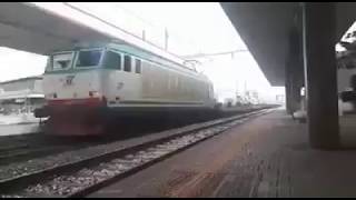 Sfida la sorte folle si allunga sui binari al passaggio del treno Montesilvano  PE [upl. by Cornelle706]