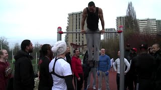 Street Workout  la musculation de rue [upl. by Nospmoht390]