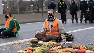 Rangeleien bei KlimaschutzProtest in Berlin [upl. by Eelaras742]