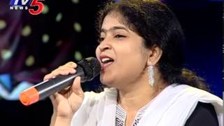 Singer Usha Sings SP Sailaja Song Lalu Darwaja Laskar  Mondi Mogudu Penki Pellam  TV5 News [upl. by Brand560]