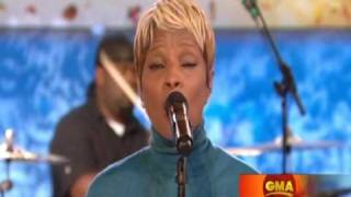 Mary J Blige Sings quotStrongerquot Live [upl. by Lati]