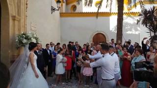 Sorpresa a los novios al salir de la iglesia  uno x uno Manuel Carrasco  boda Rosa y Juanfra [upl. by Eta887]