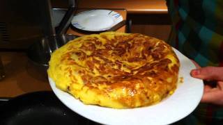 Cómo y cuándo girar una tortilla de patatas [upl. by Rento]