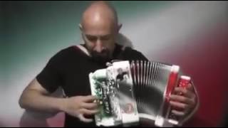 Mira como toca este italiano el acordeon [upl. by Eilsew490]