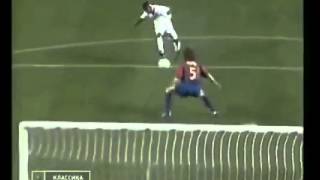 Carles Puyol para un gol con el escudo del Barcelona [upl. by Monahan]